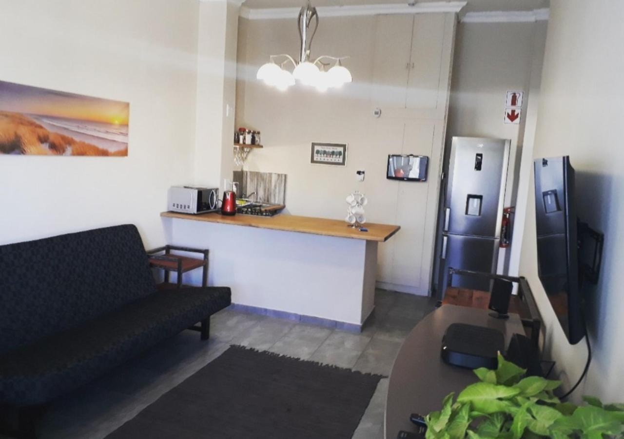 Bateleur Self Catering Cc Apartment Уиндхоек Екстериор снимка
