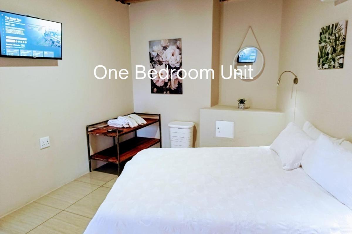 Bateleur Self Catering Cc Apartment Уиндхоек Екстериор снимка